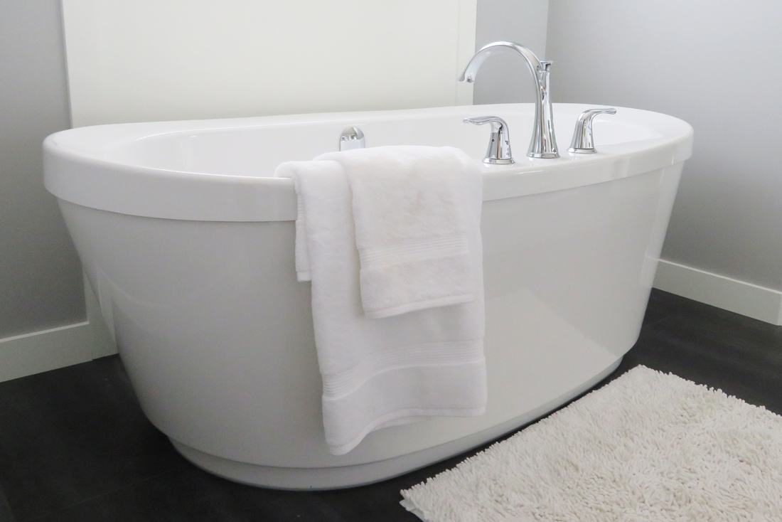 Cleaning the Bath with Bar Keepers Friend